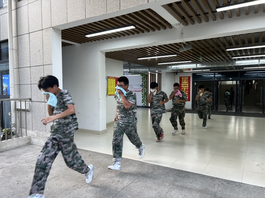 消防演練，學(xué)生從宿舍撤離.jpg